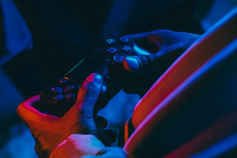 يد تمسك وحدة تحكم NBA 2K26 بإضاءة نيون ملونة أثناء لعب MyTEAM