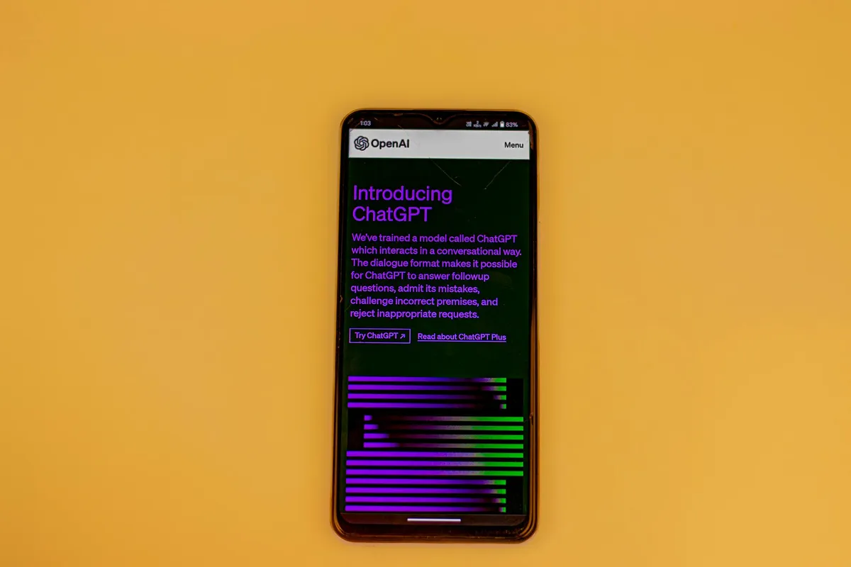 هاتف يعرض واجهة ChatGPT من أفضل تطبيقات الذكاء الاصطناعي