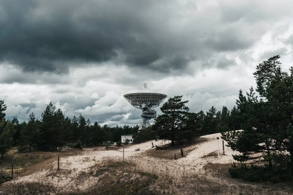 محطة استقبال للرصد الجوي مع سماء عاصفة - يمثل تطبيقات الطقس المتقدمة