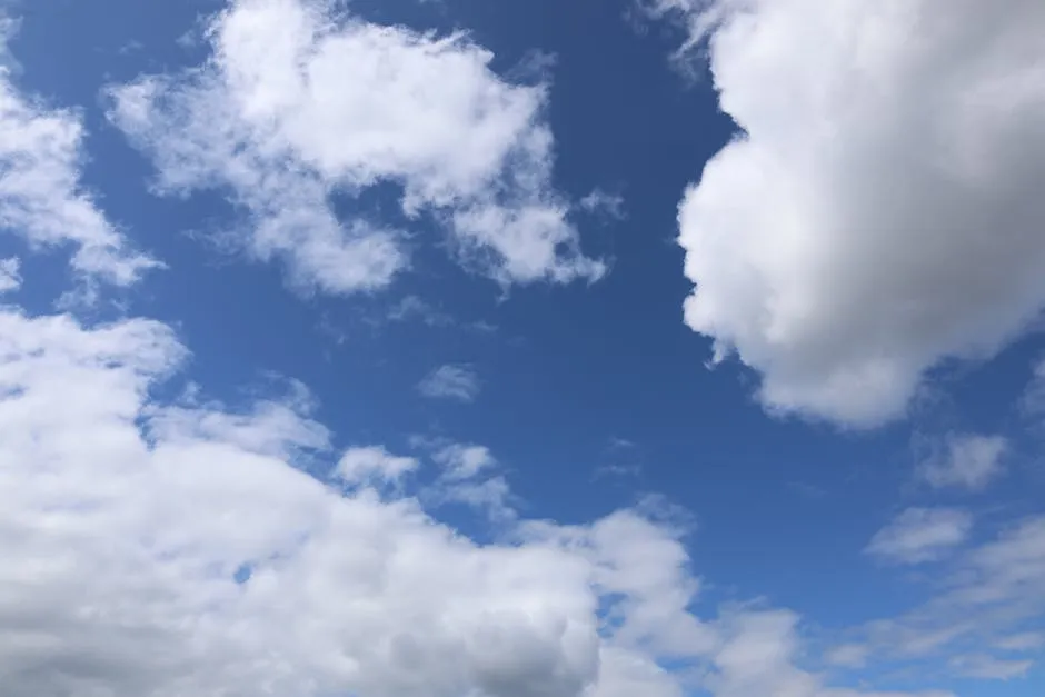 سحب بيضاء في سماء زرقاء تُمثّل توقعات تطبيقات الطقس الدولية