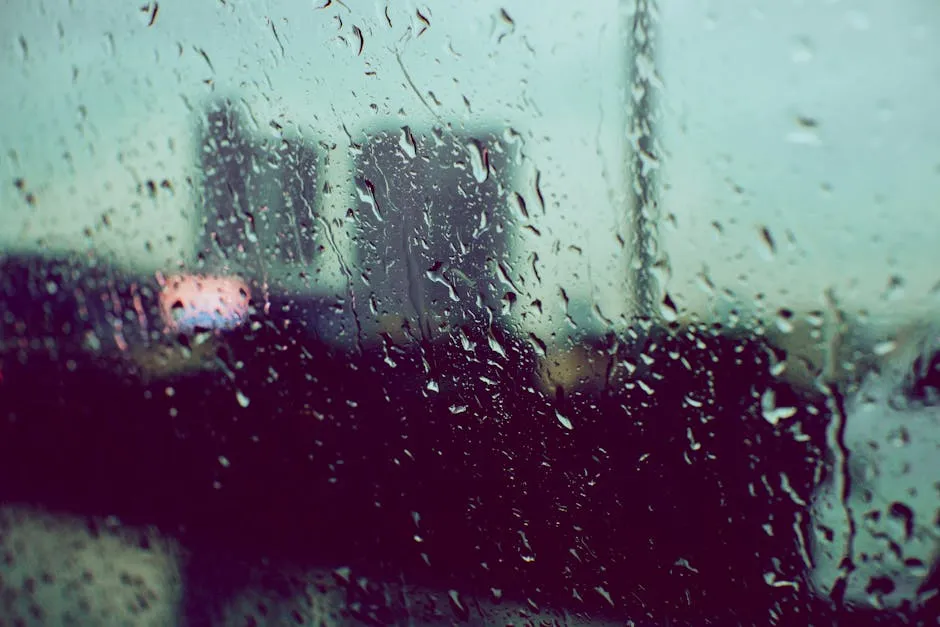قطرات المطر على النافذة تُعبّر عن تطبيقات رادار المطر