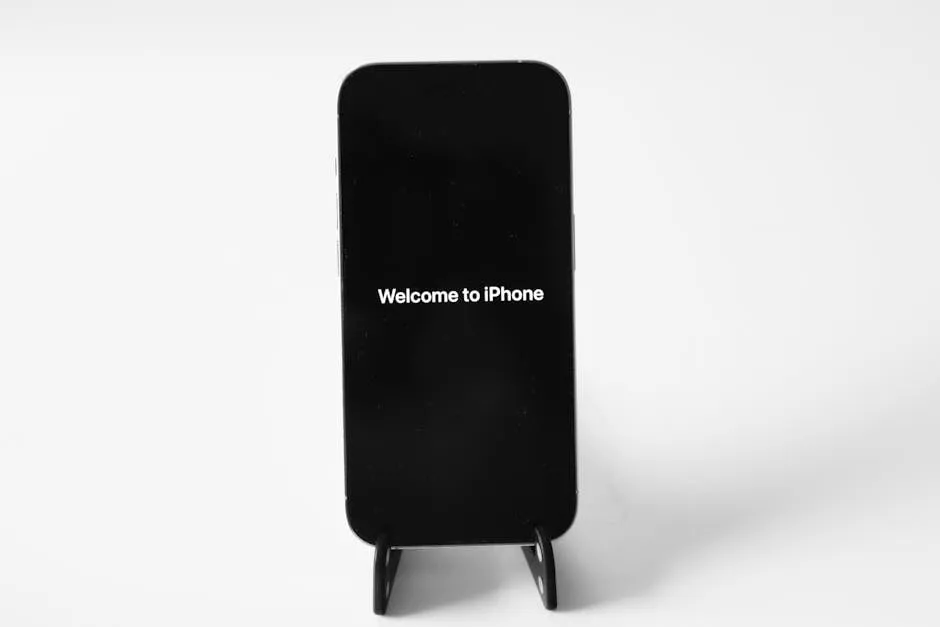 iPhone يعرض شاشة الترحيب، من أبرز منتجات قادها جون تيرنوس في آبل